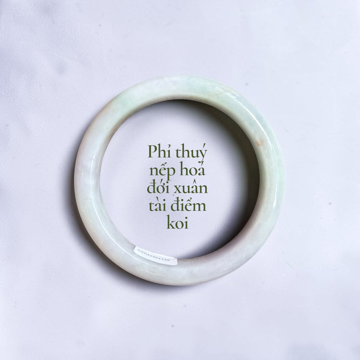 Translucent jadeite with a spring-green band and delicate koi - Phỉ thúy nếp hoá đới xuân tài điểm koi