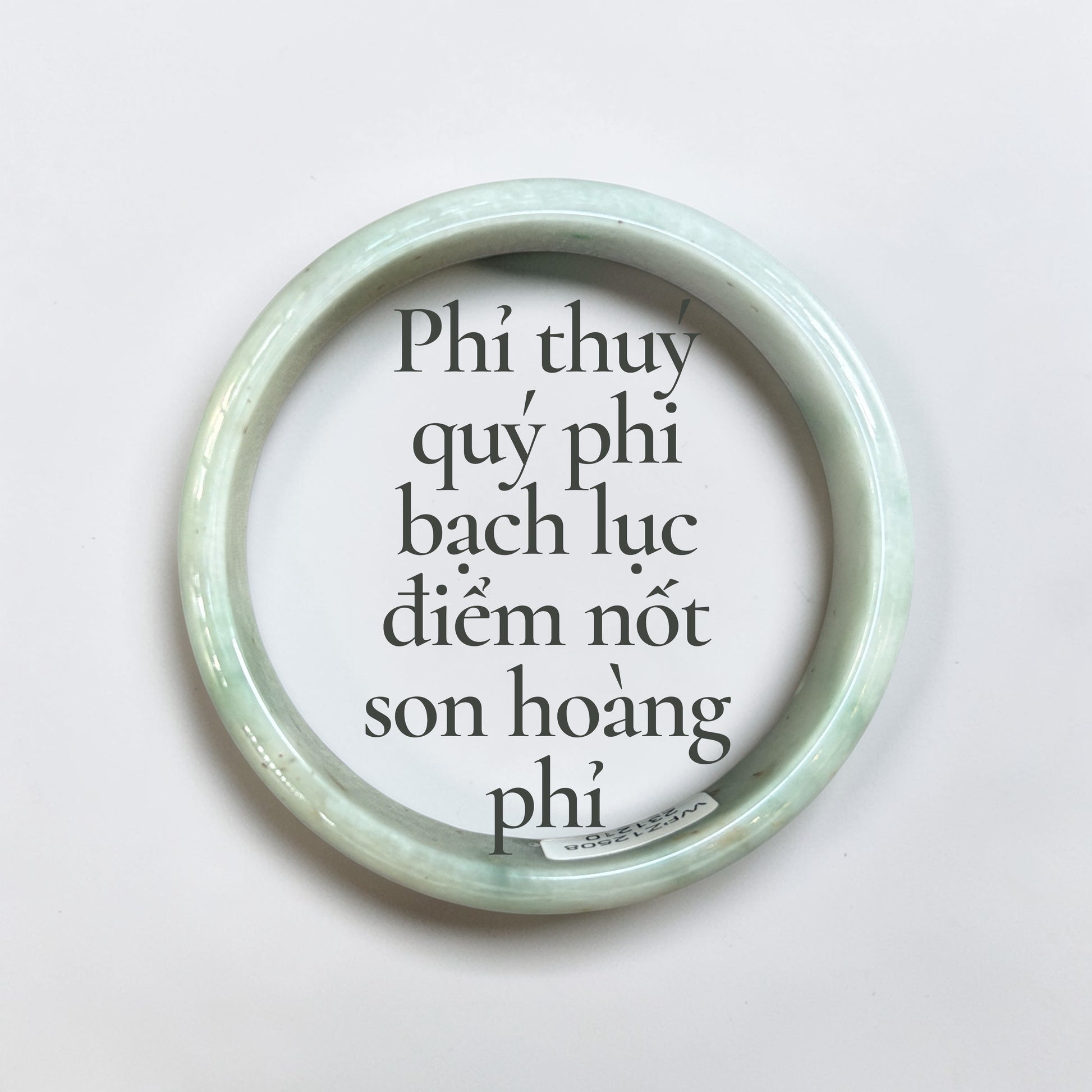 Phỉ thuý quý phi bạch lục điểm nốt son hoàng phỉ bản hẹ ni 54 - White-green jadeite Guifei bangle with a small yellow jade “beauty spot” 54mm