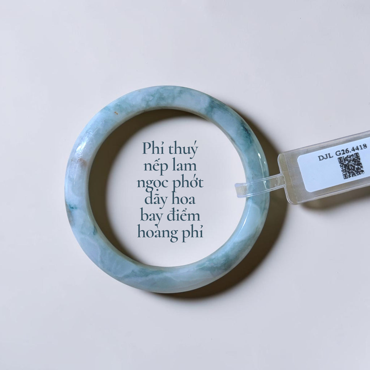 Blue-green jadeite with a soft band of floating floral inclusions and yellow-jadeite accents - Phỉ thuý nếp lam ngọc phớt dãy hoa bay điểm hoàng phỉ