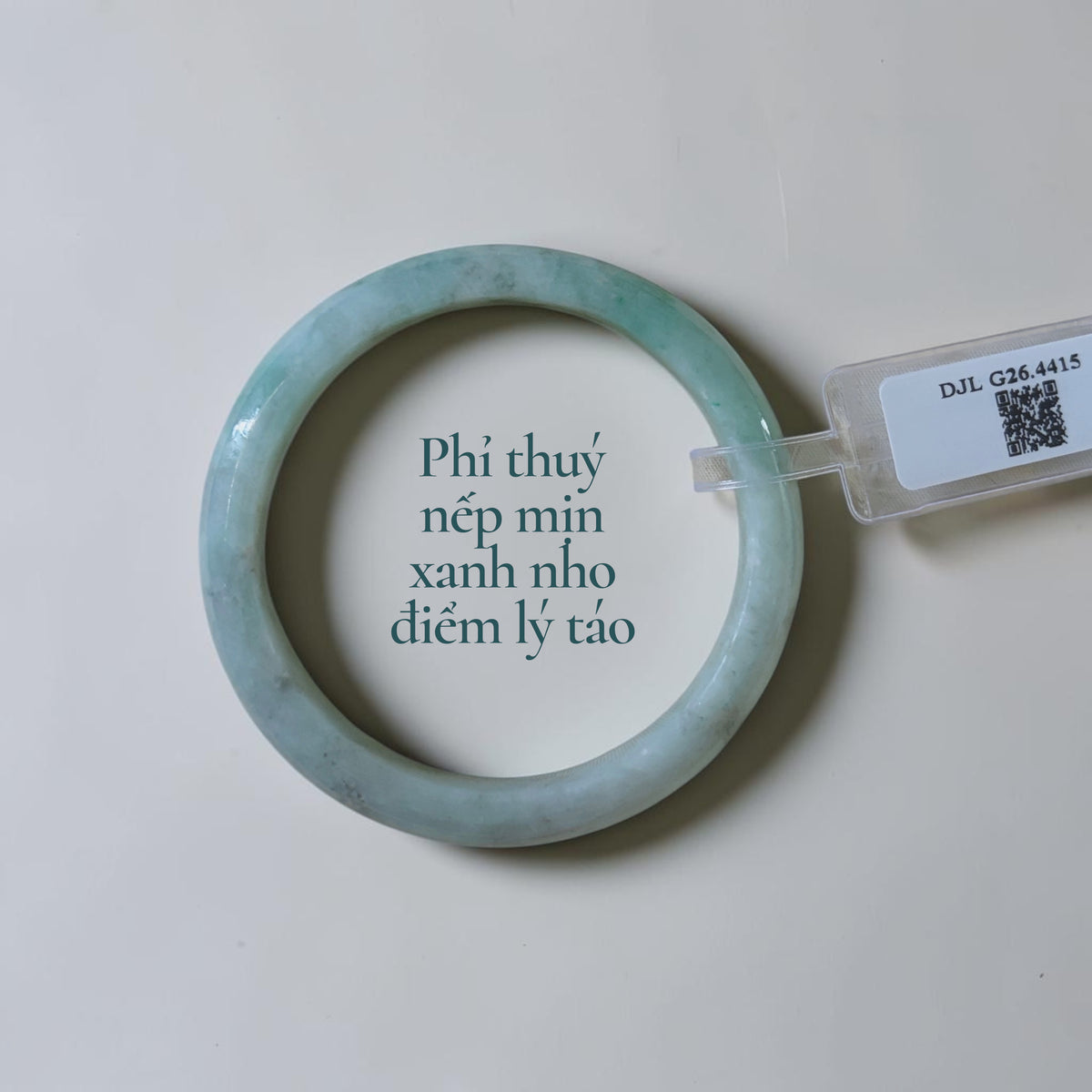 Fine-textured grape-green jadeite with delicate apple-green accents - Phỉ thuý nếp mịn xanh nho điểm lý táo
