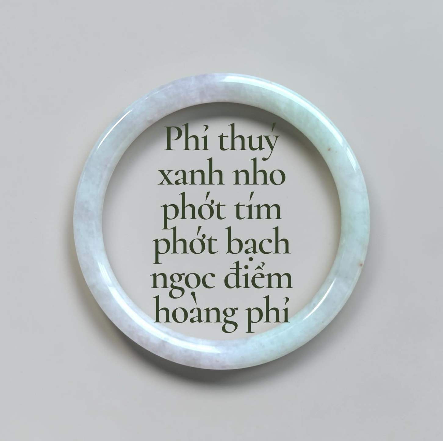Phỉ thuý xanh nho phớt tím phớt bạch ngọc điểm hoàng phỉ bản đũa mỏng ni 53 - Green grape jadeite with a light lavender tint, white jade base with touches of yellow jade 53.5 mm